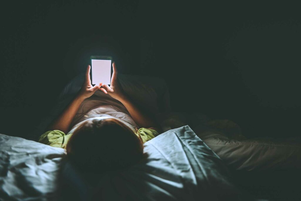 Le mode nuit de votre smartphone vous aide-t-il vraiment à mieux dormir ?