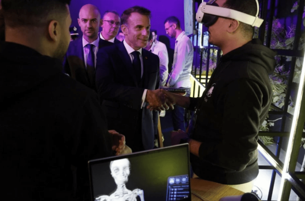 Macron échange à Rabat avec de jeunes talents marocains de jeux vidéo et de l’E-sport